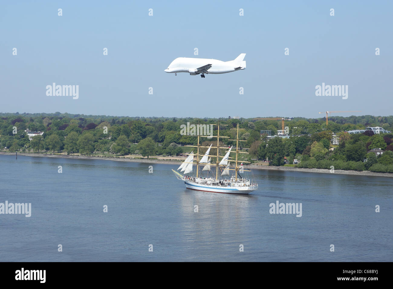 Avión de carga Airbus Beluga Vela por barco en el río Elba Fotografía de  stock - Alamy