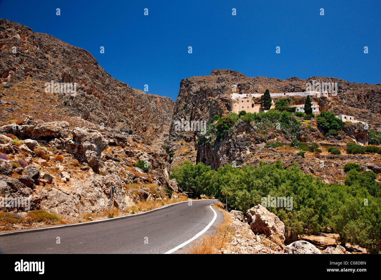 Agios Ioannis Kapsas (o 'Kapsa') 'castlelike monasterio', a la salida del  barranco, Pervolakia Lasithi, sudeste de Creta, Grecia Fotografía de stock  - Alamy