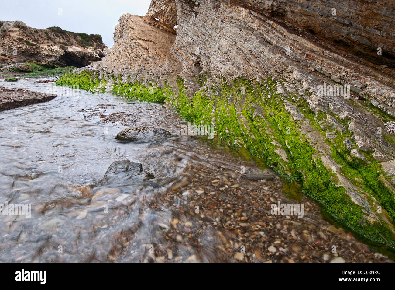 Las rocas y acantilados dentados de Montana de Oro State Park en California. Foto de stock