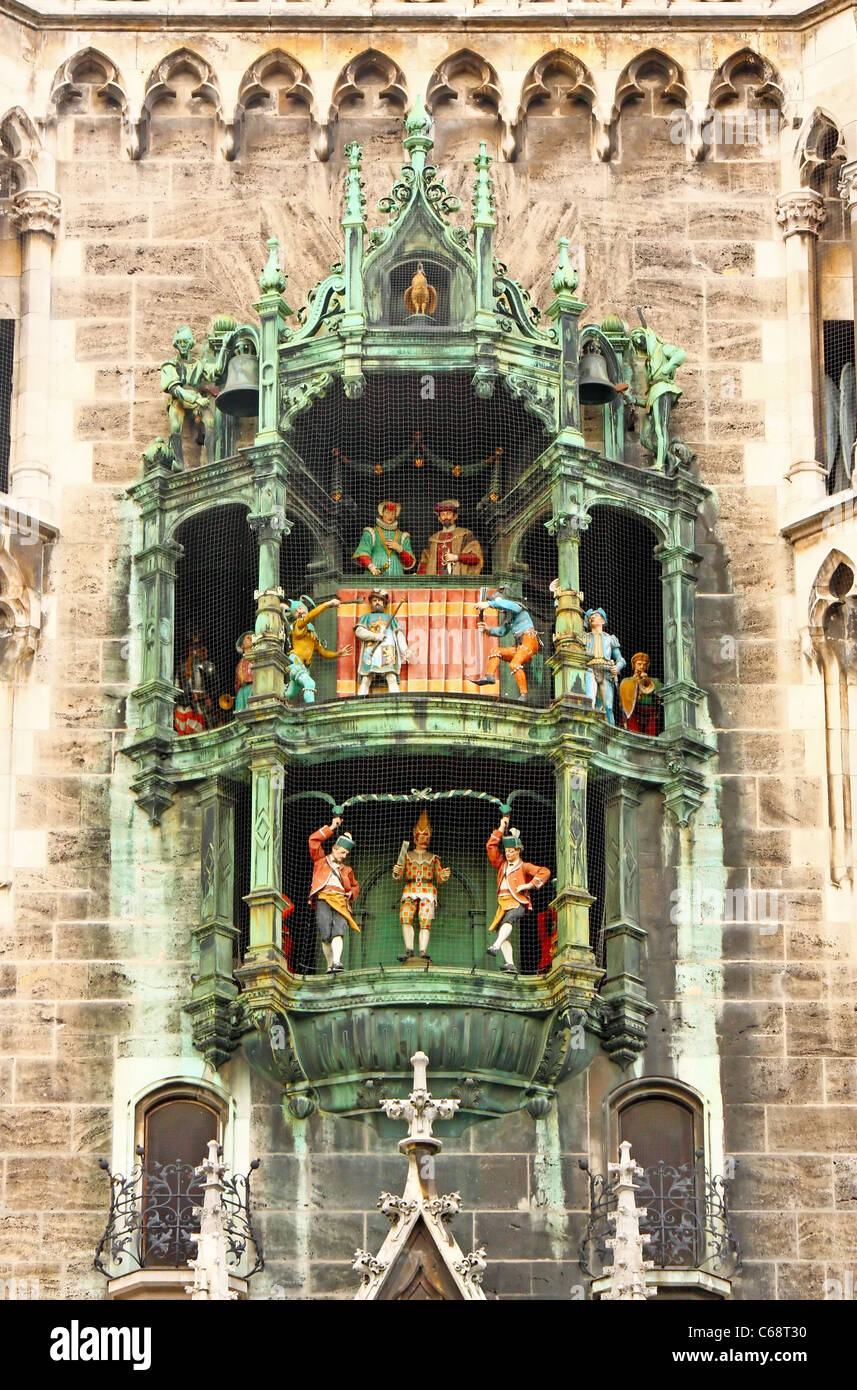 Glockenspiel en el ayuntamiento de Munich Foto de stock