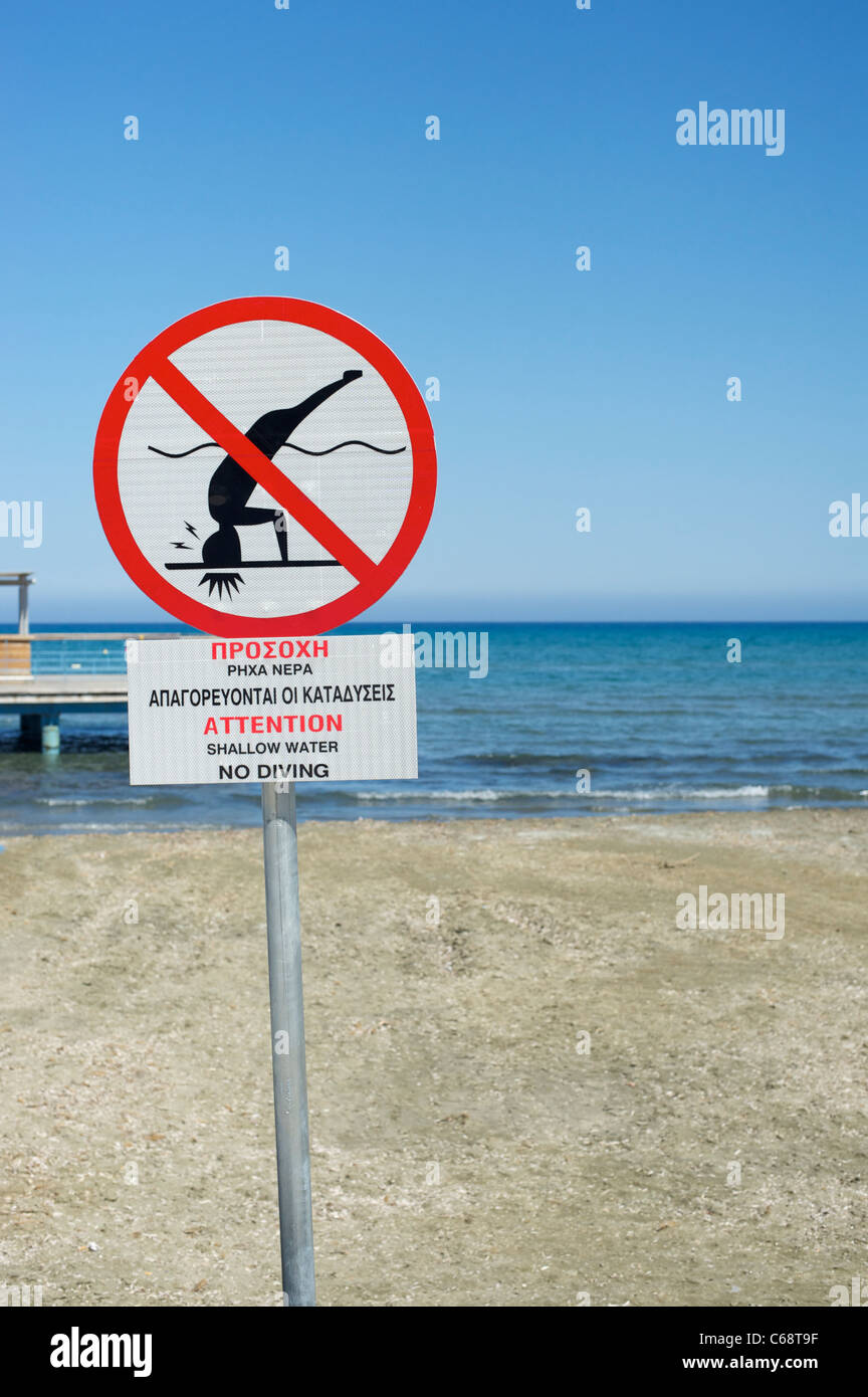Signo de agua superficial en la playa de Larnaca, Chipre Foto de stock