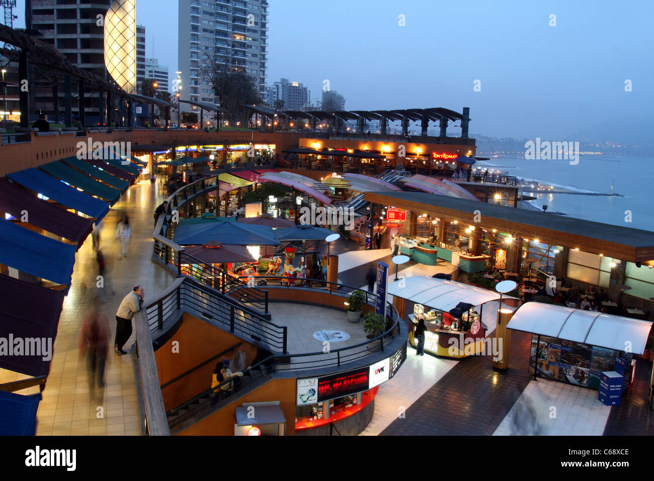 Vista del Océano Pacífico desde Larcomar mall. Miraflores, Lima, Perú,  América del Sur Fotografía de stock - Alamy