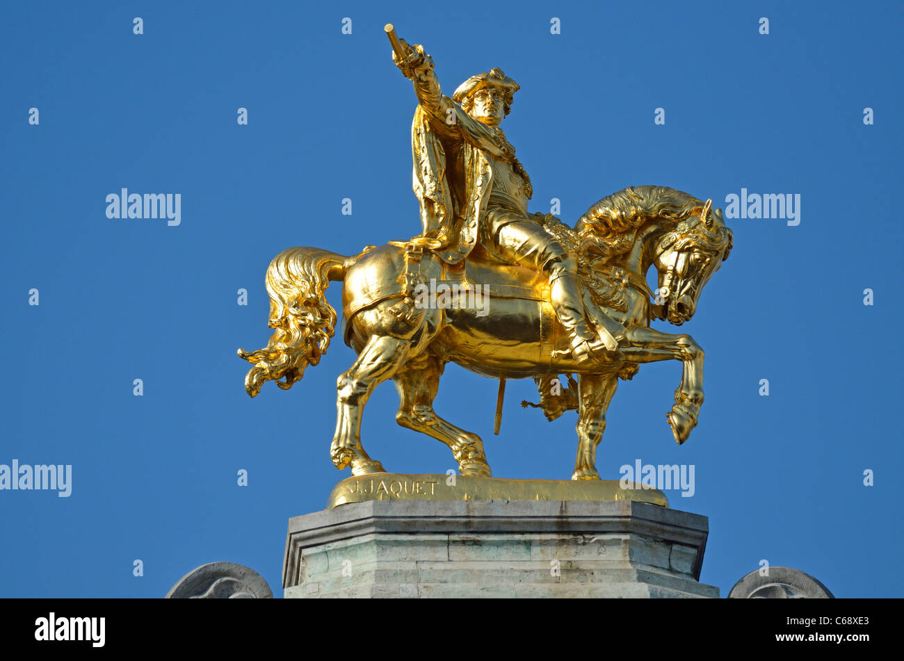 Bruselas, Bélgica. La Grand Place. Estatua de oro de Carlos de Lorena en la casa L'arbre d'Or (n° 10) Foto de stock