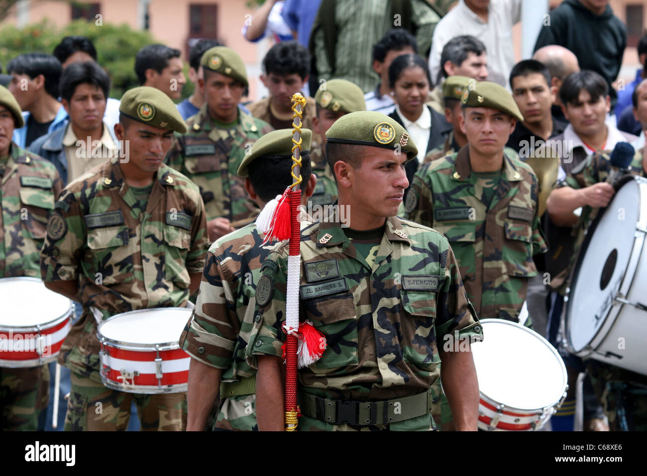 Banda militar y la multitud en la Plaza de Armas. Cajamarca, Perú, América del Sur Foto de stock