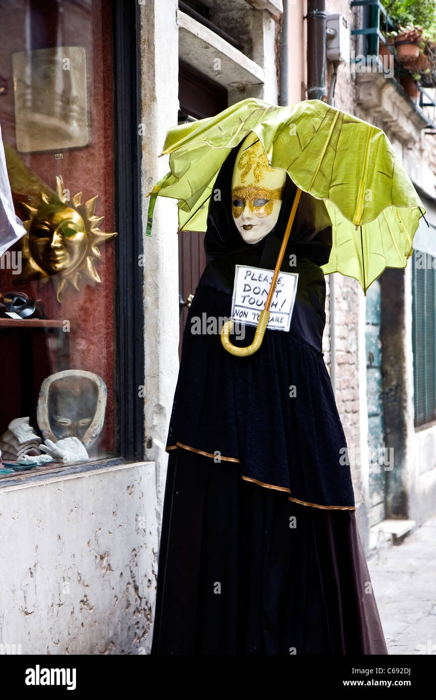 Muñeco con una máscara en disfraz veneciano en frente de una tienda de  souvenirs en Venecia, Italia Fotografía de stock - Alamy