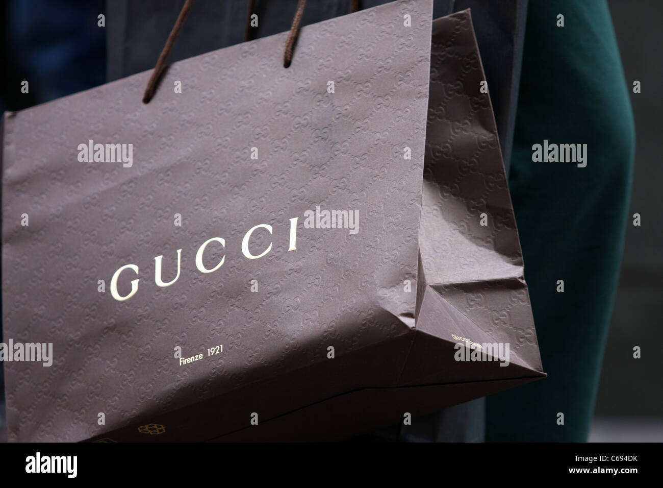 Una bolsa de compras Gucci transportada por un comprador Fotografía de  stock - Alamy