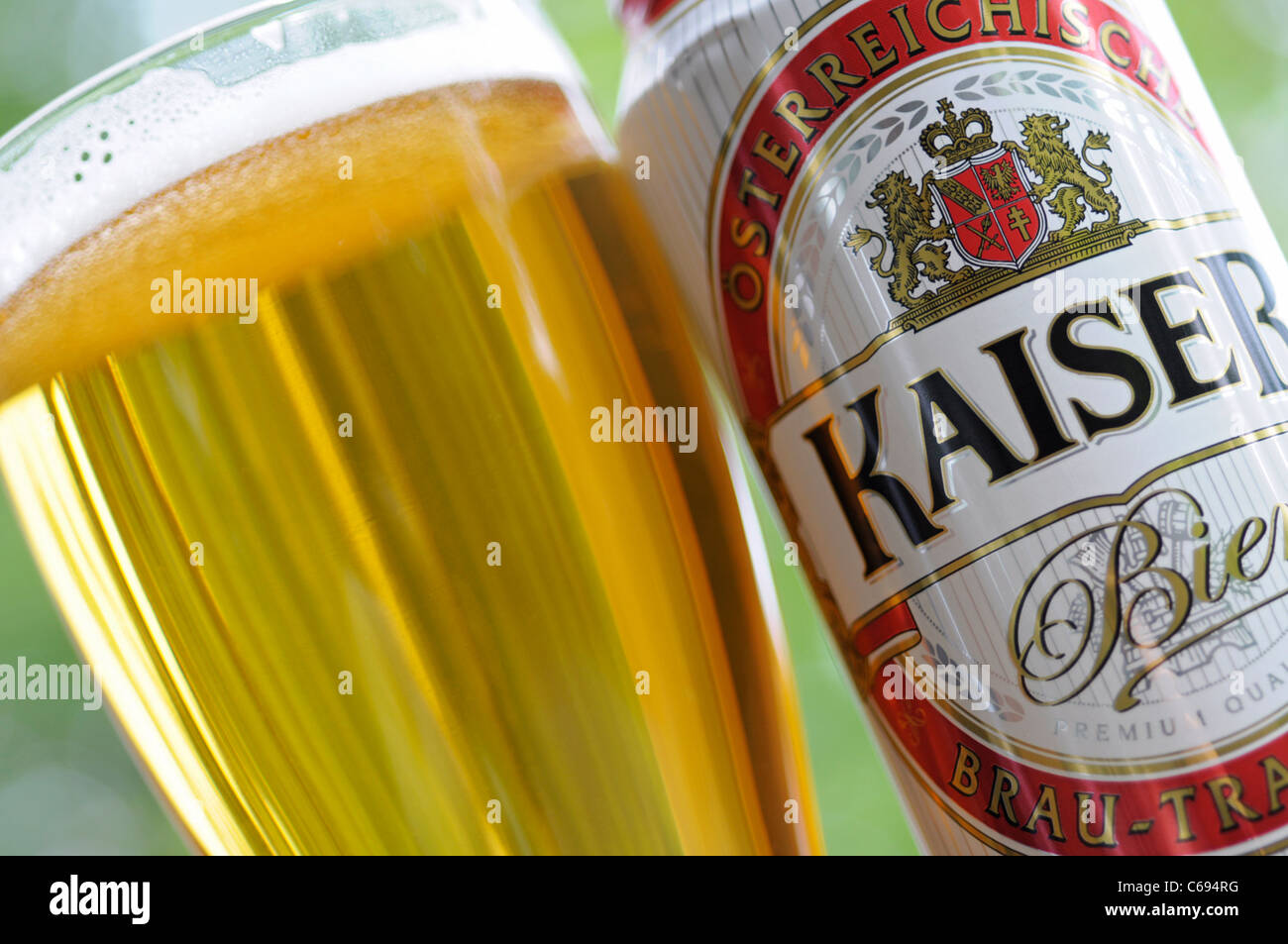Vaso de cerveza y cerveza austriaca Kaiser Foto de stock