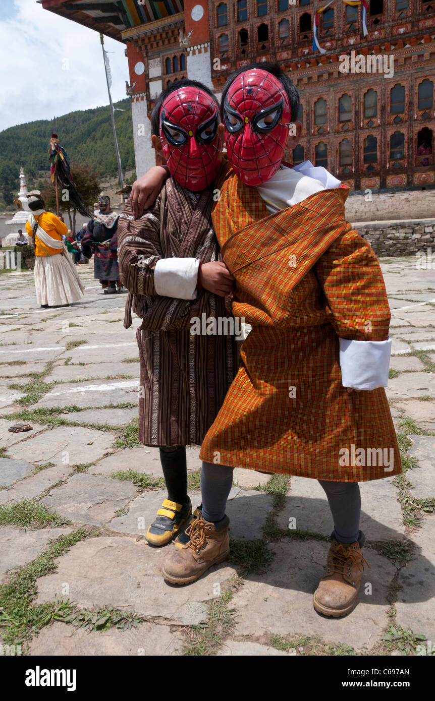 Dos muchachos con spiderman maskes durante el festival tradicional. El Ura. Bhután Foto de stock