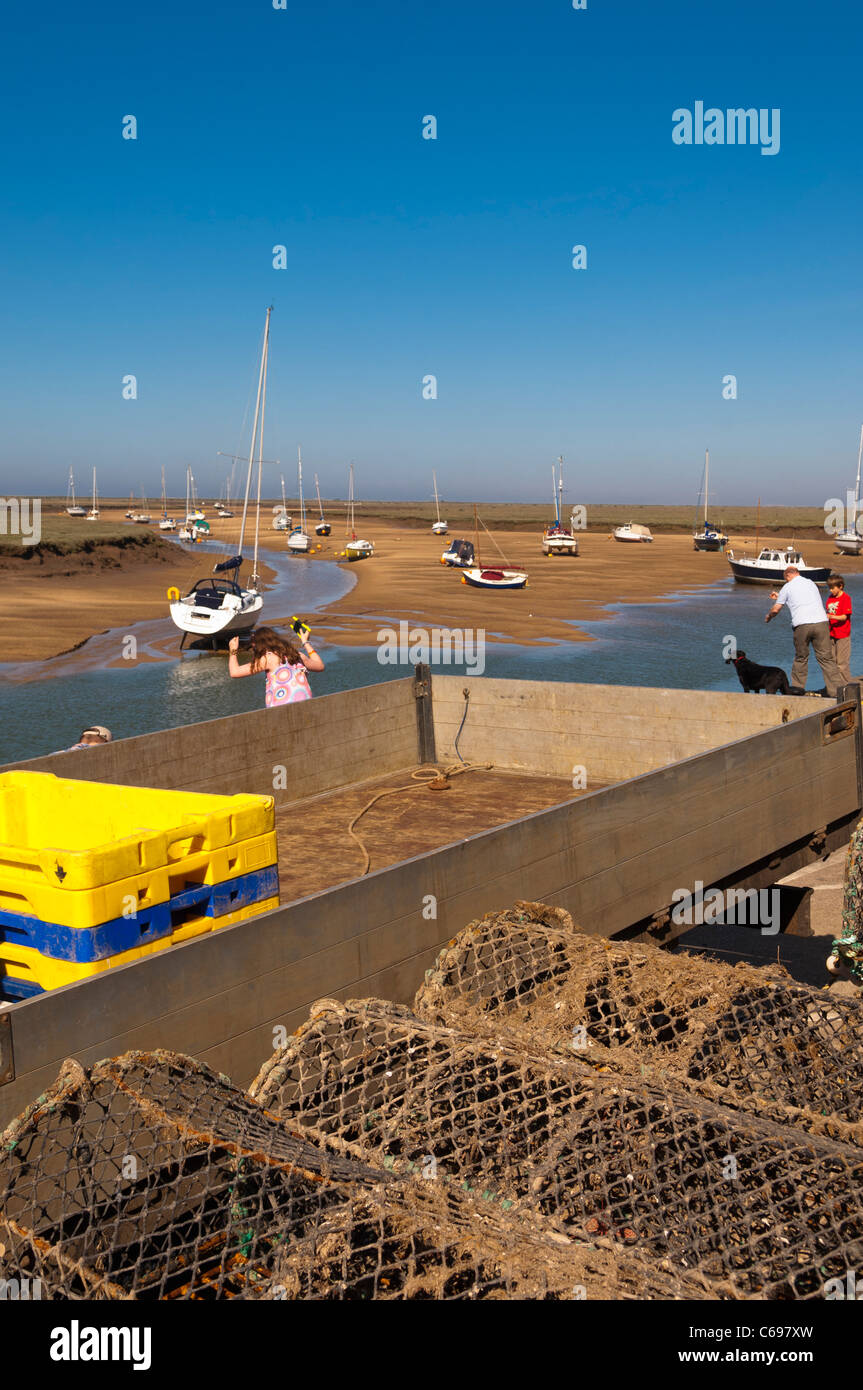 El equipo de los barcos de pesca en la industria pesquera en pozos junto al mar , Norfolk , Inglaterra , Gran Bretaña , Reino Unido Foto de stock