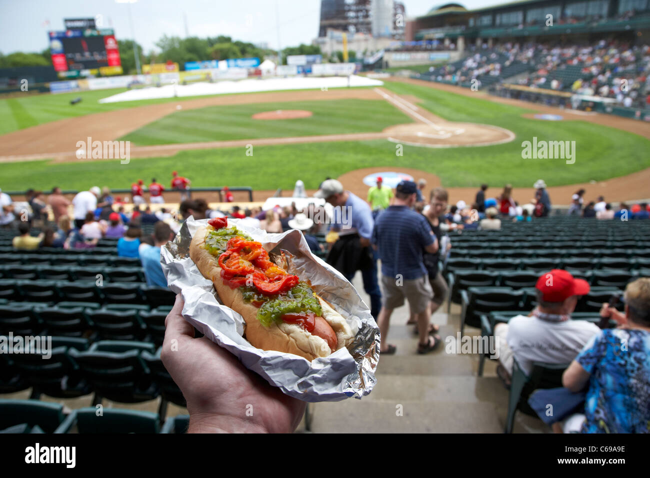 Llevar un hot dog para asentar en el stand en el Shaw Park Baseball Stadium anteriormente canwest hogar del Winnipeg Winnipeg goldeyes Foto de stock