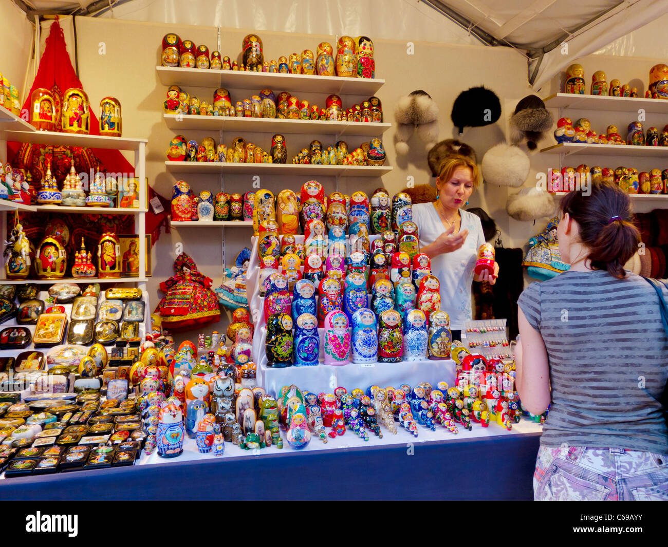 París, Francia, Mujer Compras en muñecas rusas en el mercado callejero de  calado en 'Saint Germain des Pres', Vendedor de distrito Fotografía de  stock - Alamy