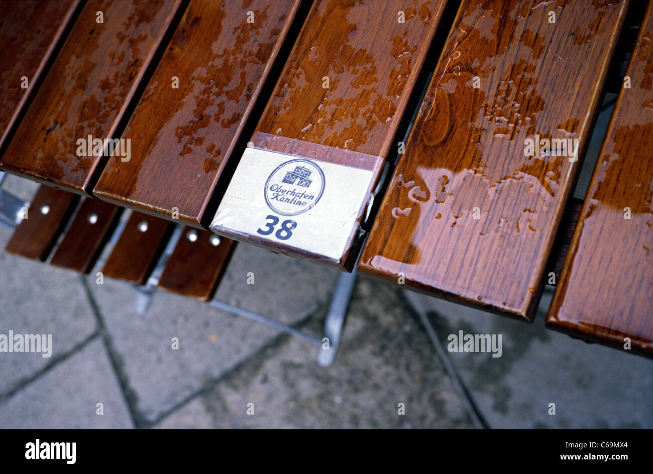 Detalle de tabla en un día lluvioso en Oberhafenkantine restaurante en Hamburgo. Foto de stock