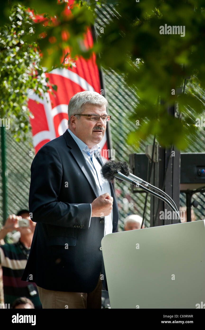 Håkan Juholt, líder del Partido Socialdemócrata sueco, mantiene su discurso de verano en el suburbio de Estocolmo Västertorp Foto de stock