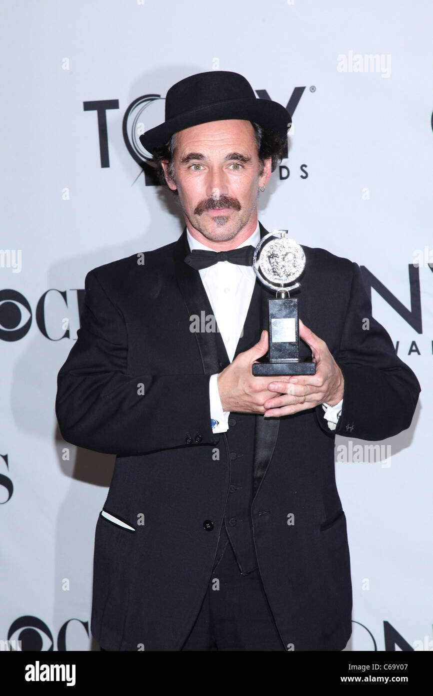 Mark Rylance en la sala de prensa para el teatro norteamericano del ala 65ª Anual de Antoinette Perry Premios Tony - Sala de prensa, el Beacon Theater, Nueva York, NY, 12 de junio de 2011. Foto por: Andrés Otero/Everett Collection Foto de stock