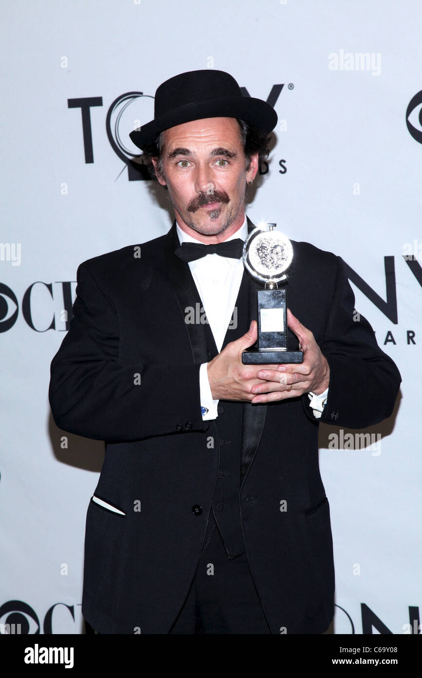 Mark Rylance en la sala de prensa para el teatro norteamericano del ala 65ª Anual de Antoinette Perry Premios Tony - Sala de prensa, el Beacon Theater, Nueva York, NY, 12 de junio de 2011. Foto por: Andrés Otero/Everett Collection Foto de stock