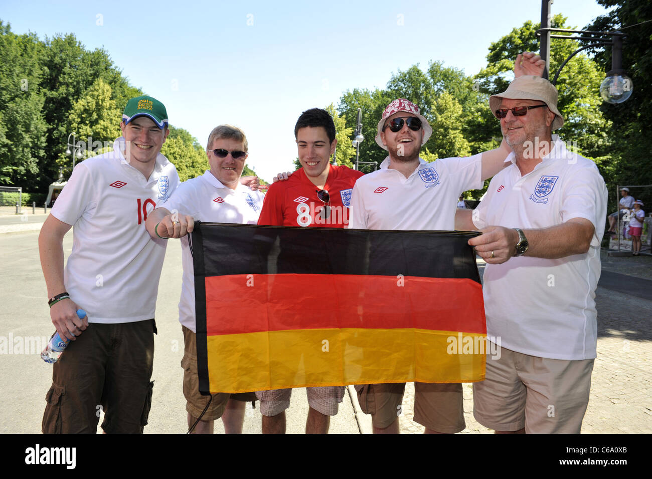Ventiladores de Inglaterra llegando a la International FIFA Fan Fest en la Fanmeile en Strasse des 17. Juni street. Berlin, Alemania - Foto de stock