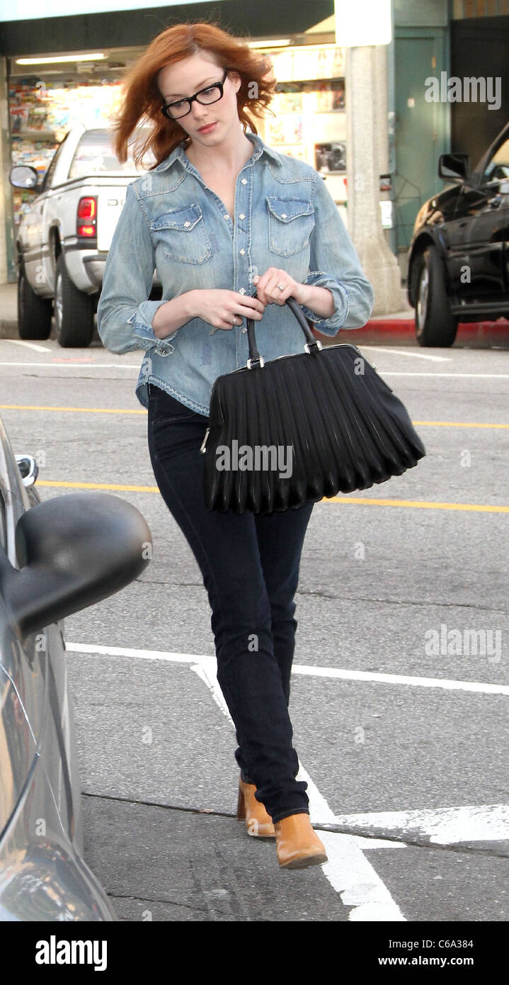 Christina Hendricks sale con un gran bolso negro y vistiendo jeans  ajustados, botas vaqueras y una camisa denim Los Fotografía de stock - Alamy