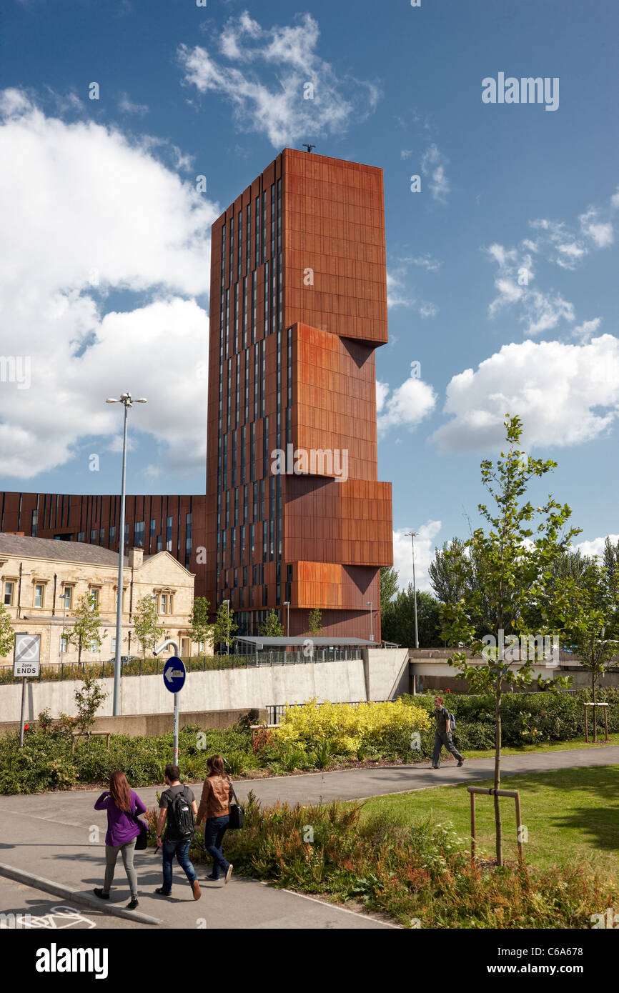 Torre de radiodifusión, Leeds, Reino Unido hechas de acero oxidado deliberadamente Foto de stock