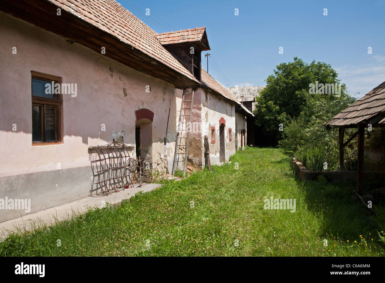 Casa de pueblo antigua forma oriente Eslovaquia Foto de stock