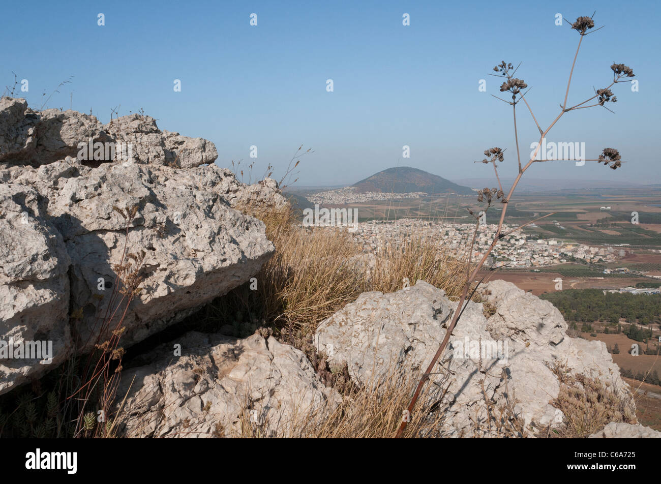 Monte precipicio con vista hacia el monte Tabor. Nazaret. Israel Foto de stock