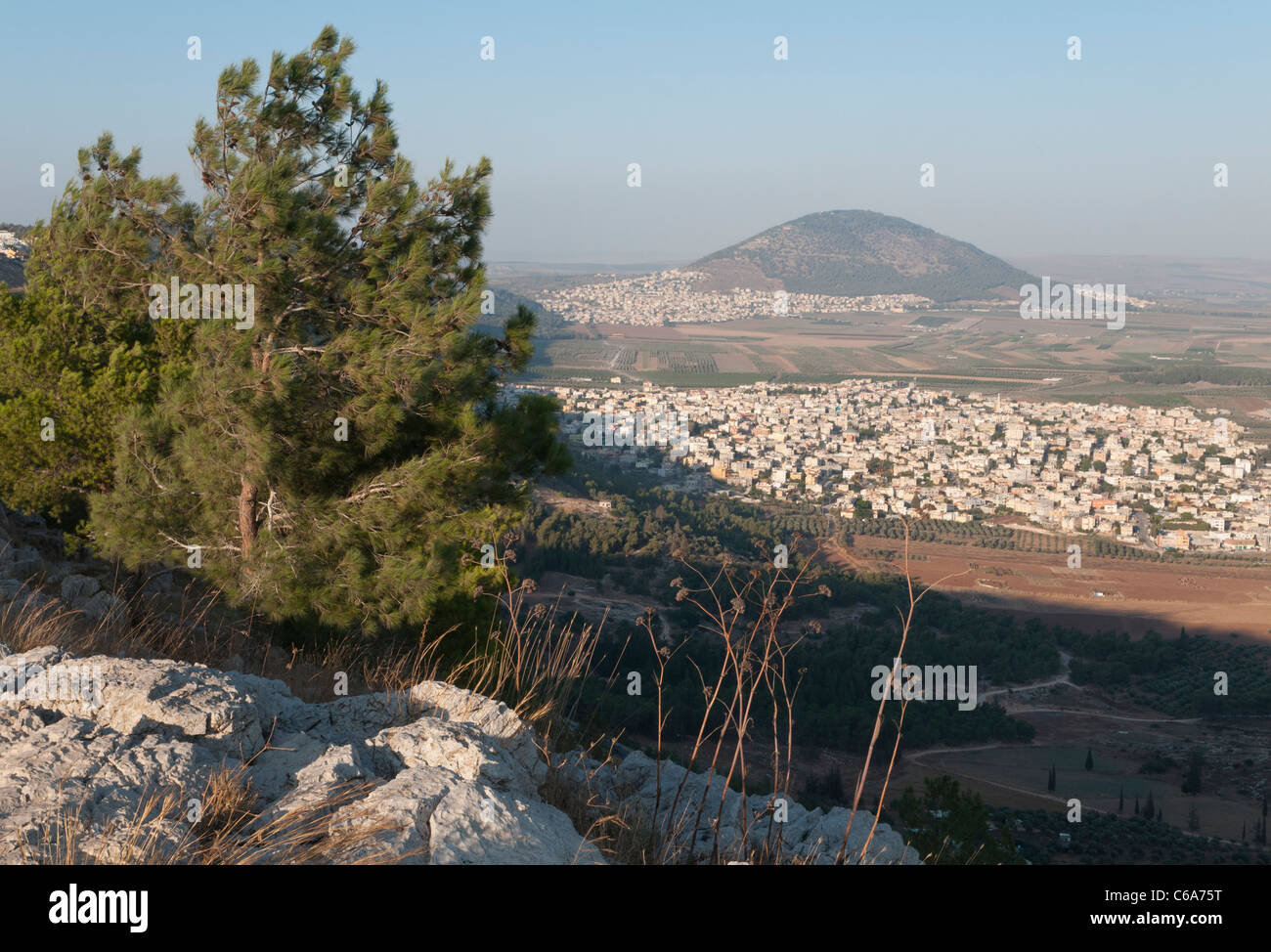 Monte precipicio con vista hacia el monte Tabor. Nazaret. Israel Foto de stock