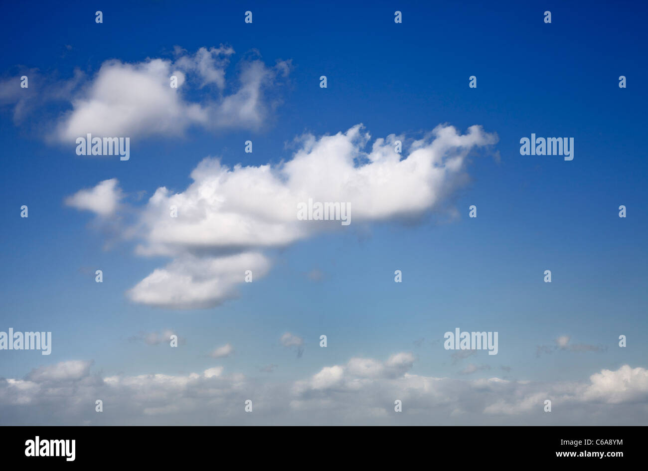 Cielo azul con nubes Foto de stock