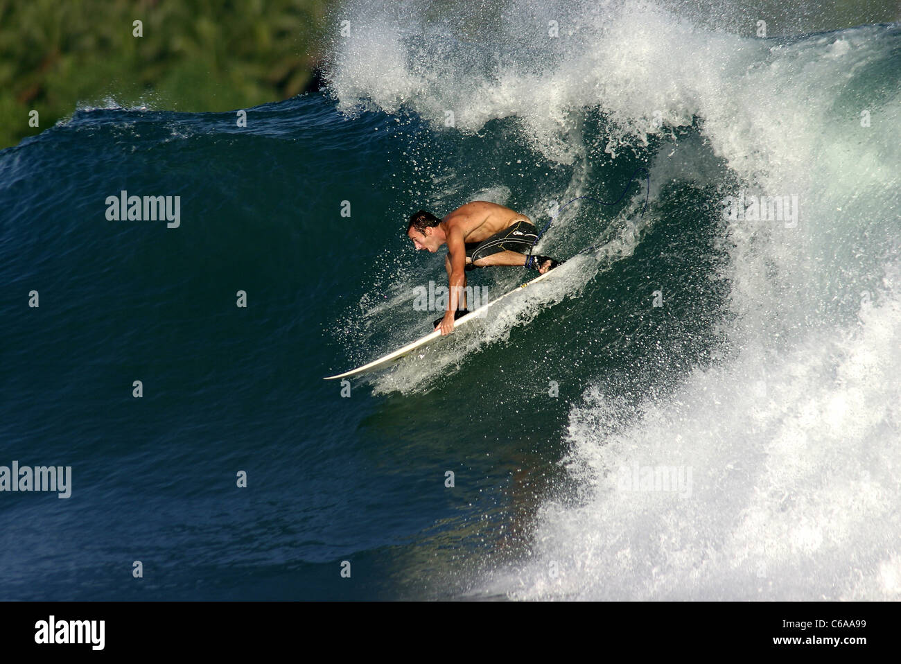 Surfer montando una onda. Lagundri Sorake Beach, Bahía, Nias, Sumatra, Indonesia, en el sudeste de Asia, Asia Foto de stock