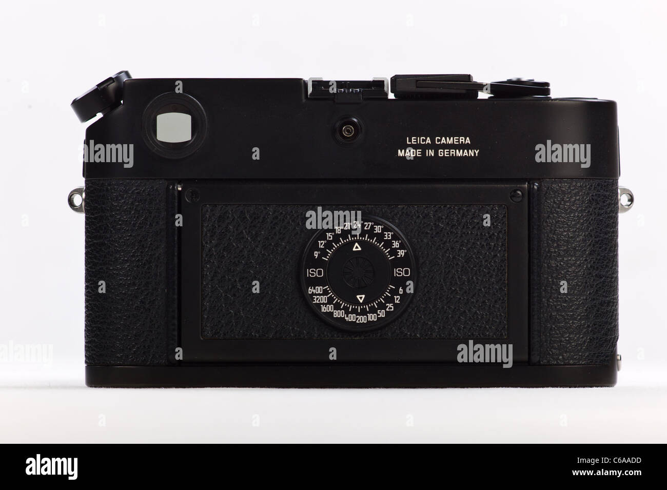 Vista trasera de la Leica M6 de película 35mm Cámara de telémetro Leitz sobre fondo blanco. Foto de stock