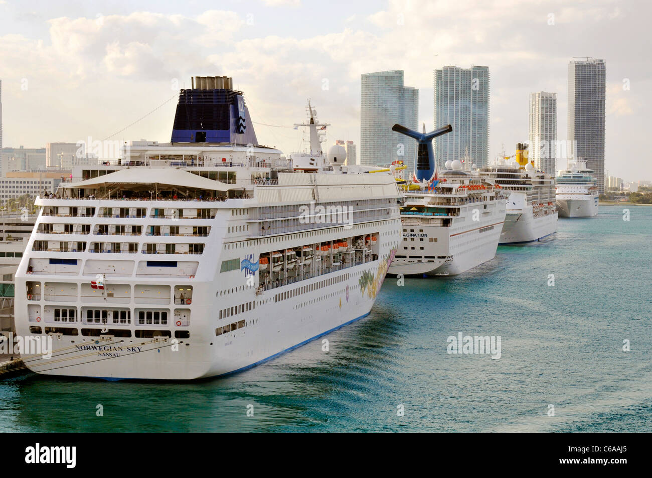 La línea de cruceros en el puerto de Miami, Florida Foto de stock