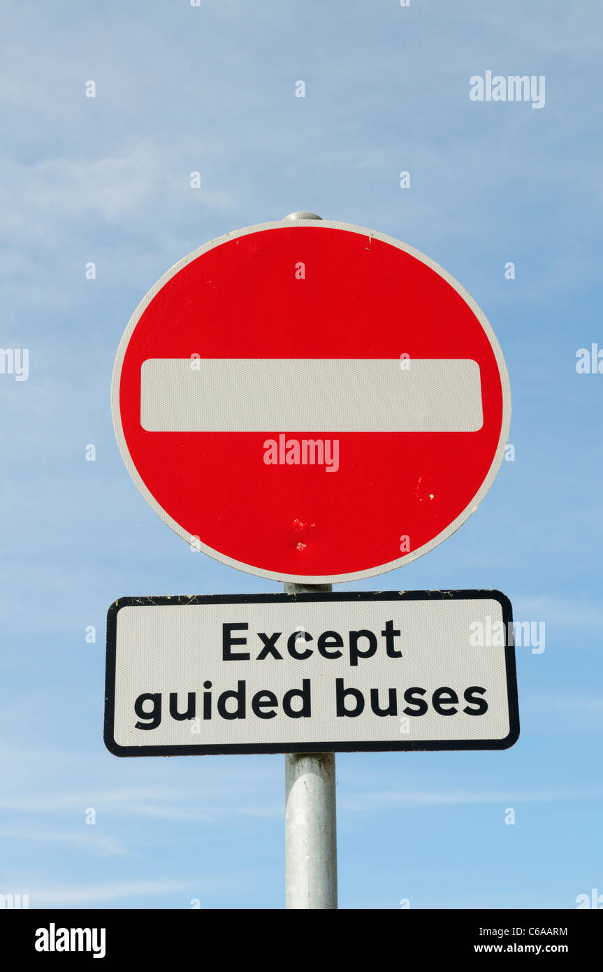 No hay ninguna entrada excepto autobuses guiados Firmar, Fen Drayton, Cambridgeshire, Inglaterra, Reino Unido. Foto de stock