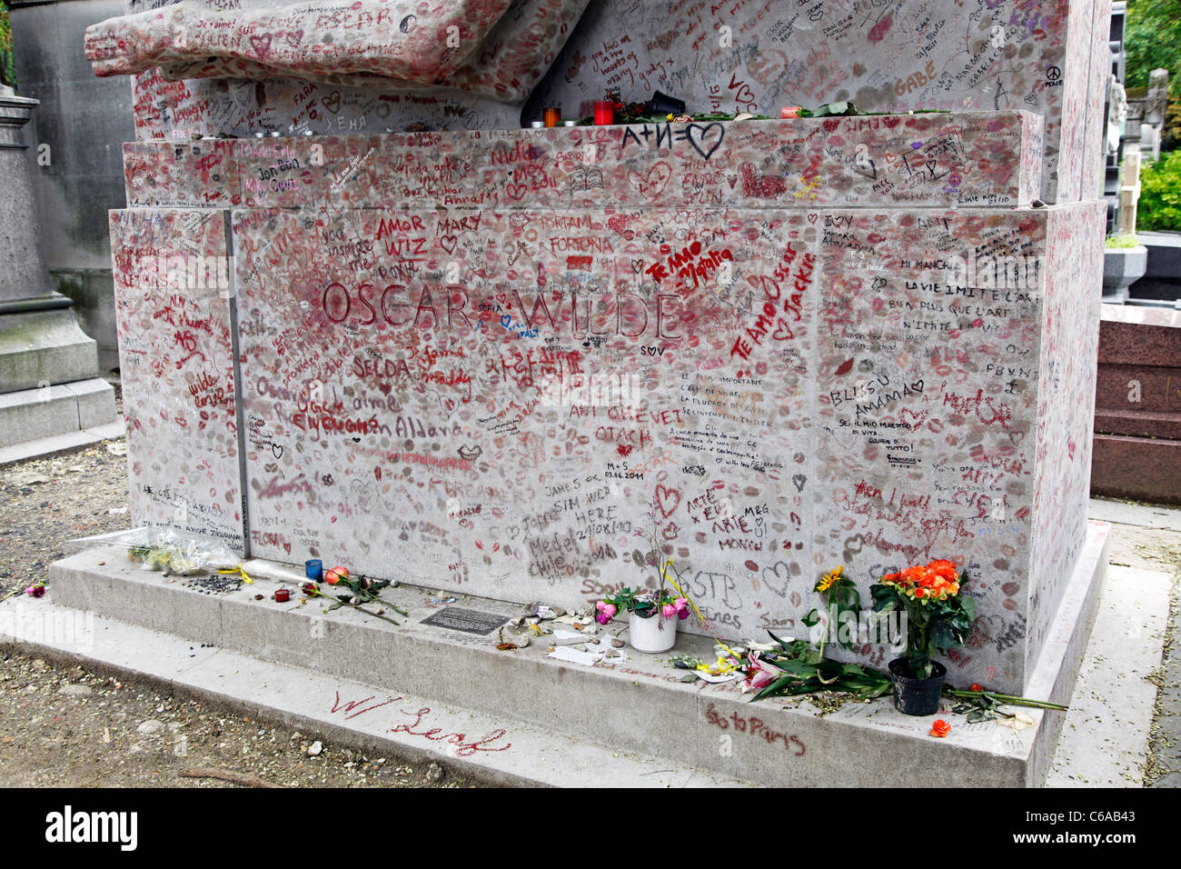 Tumba de Oscar Wilde en el cementerio Père Lachaise en París, Francia Fotografía de stock Alamy