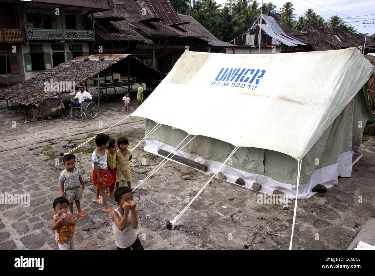 Carpa en la aldea de ayuda después de la isla fue golpeada por un tsunami el 28 de marzo de 2005, en Lagundri Bay, la isla de Nias, Sumatra. Foto de stock