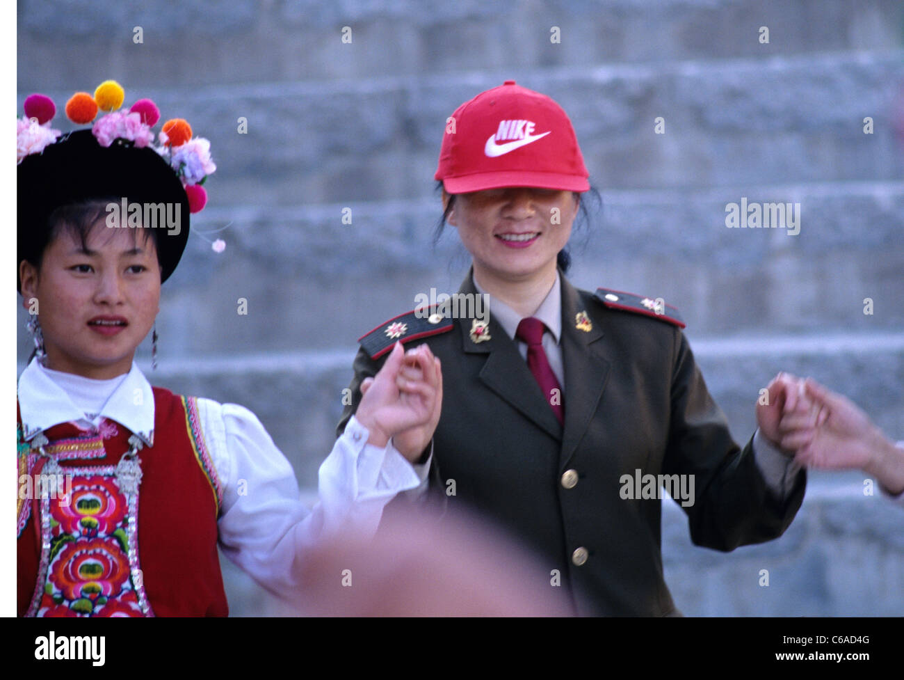 Mujer soldado chino llevar nike gorra de béisbol danzas con niñas vestían  ropas tradicionales en festival chino en Beijing Fotografía de stock - Alamy