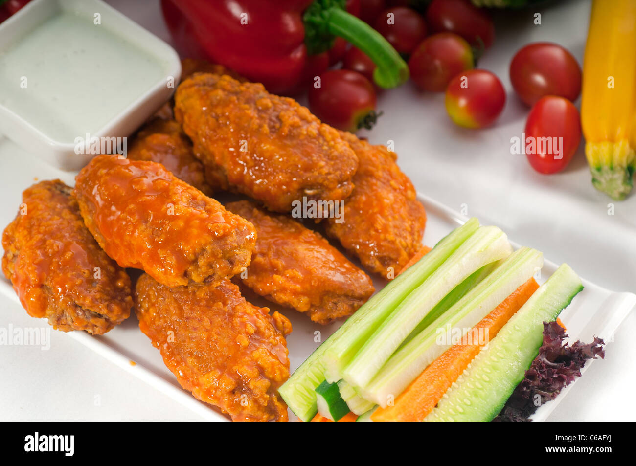 Classic buffalo alitas de pollo servido con verduras frescas y pinzimonio  en fondo,más deliciosa comida sobre la cartera Fotografía de stock - Alamy