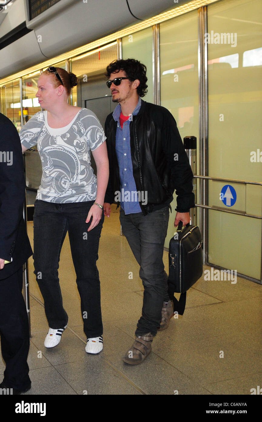 Orlando Bloom, el nuevo rostro de Hugo Boss, llegando al aeropuerto de  Tegel en un vuelo de Lufthansa en el aeropuerto londinense de Heathrow.  Berlín, Alemania Fotografía de stock - Alamy