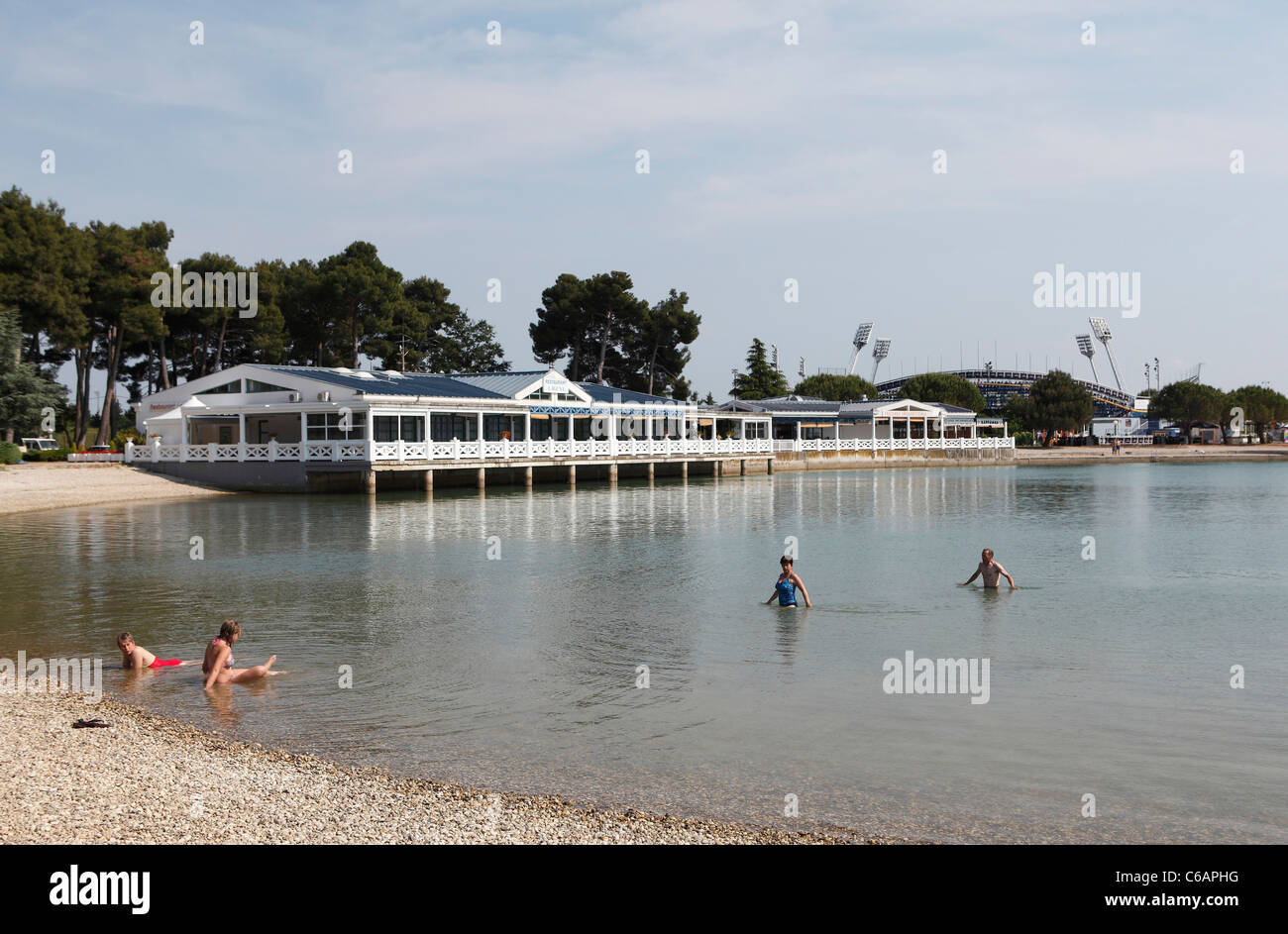 Vista de la laguna hacia la Laguna Restaurant y el estadio de tenis de la ATP en Umag, Croacia. Foto de stock