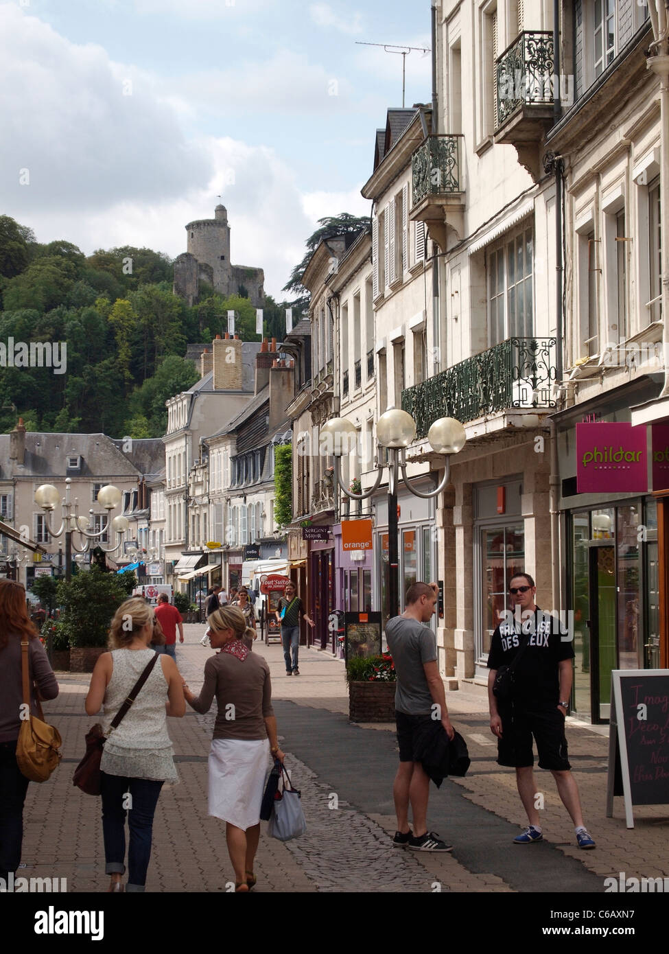 Calle comercial en el centro histórico de la ciudad de Vendome, Valle del Loira, Francia Foto de stock