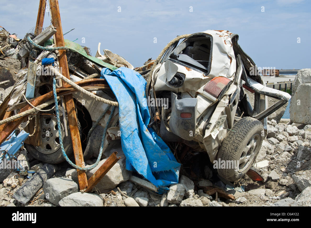 Suciedad y un coche totalmente destruida por el tsunami Foto de stock