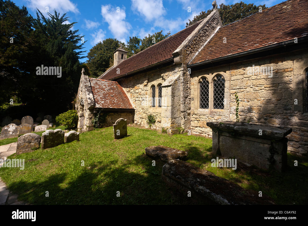Antigua Iglesia de San Bonifacio en la Isla de Wight Inglaterra en un día soleado Foto de stock