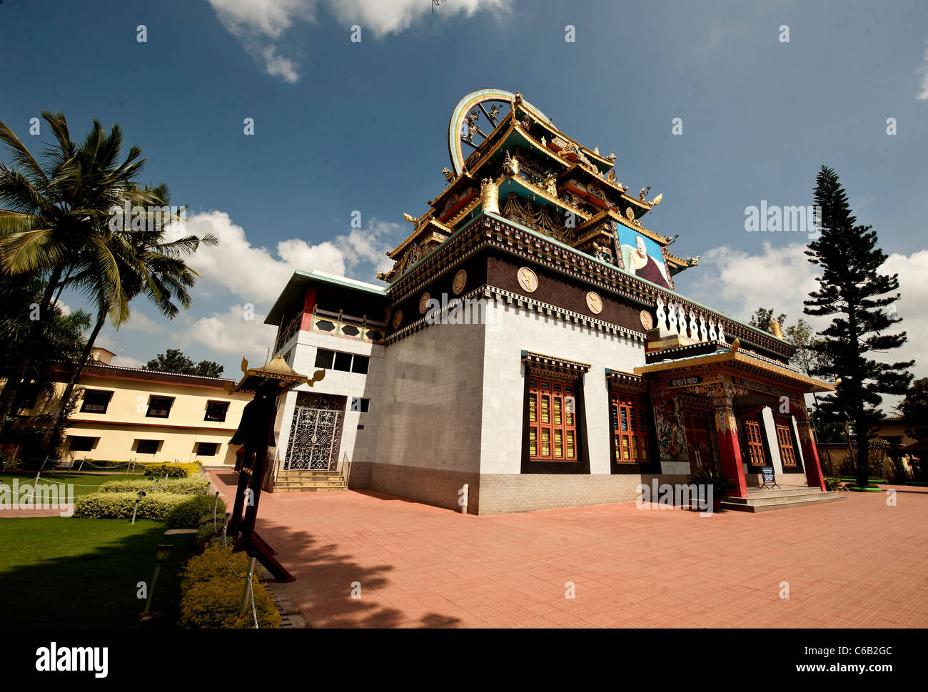 El monasterio budista tibetano en el asentamiento de refugiados en Kushalnagar-Karnataka Tibeta-India -n-3. Foto de stock