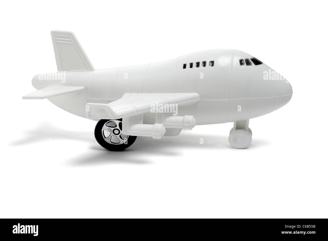 Juguete de plástico avión de pasajeros sobre fondo blanco. Foto de stock