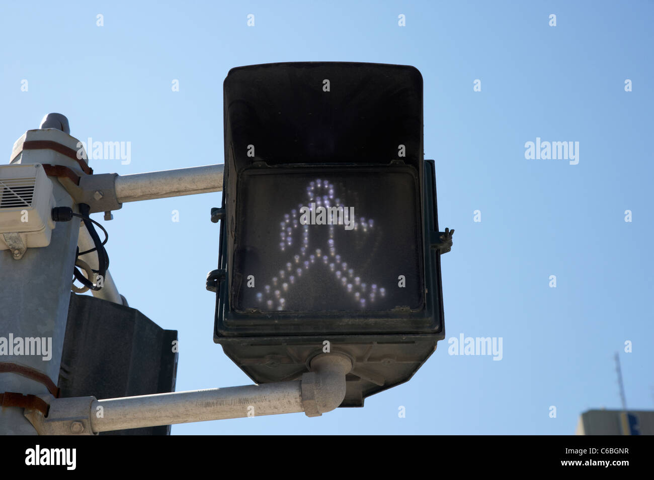 Led de baja energía hombre blanco cruz signo de cruce peatonal en el centro de Winnipeg, Manitoba, Canadá Foto de stock