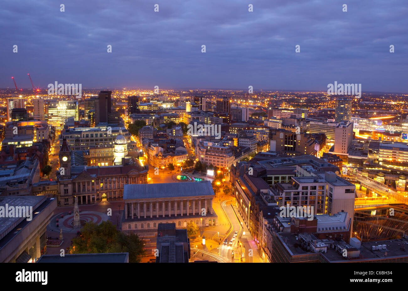 Paisaje urbano del centro de la ciudad de Birmingham en la noche, Inglaterra, Reino Unido. Foto de stock