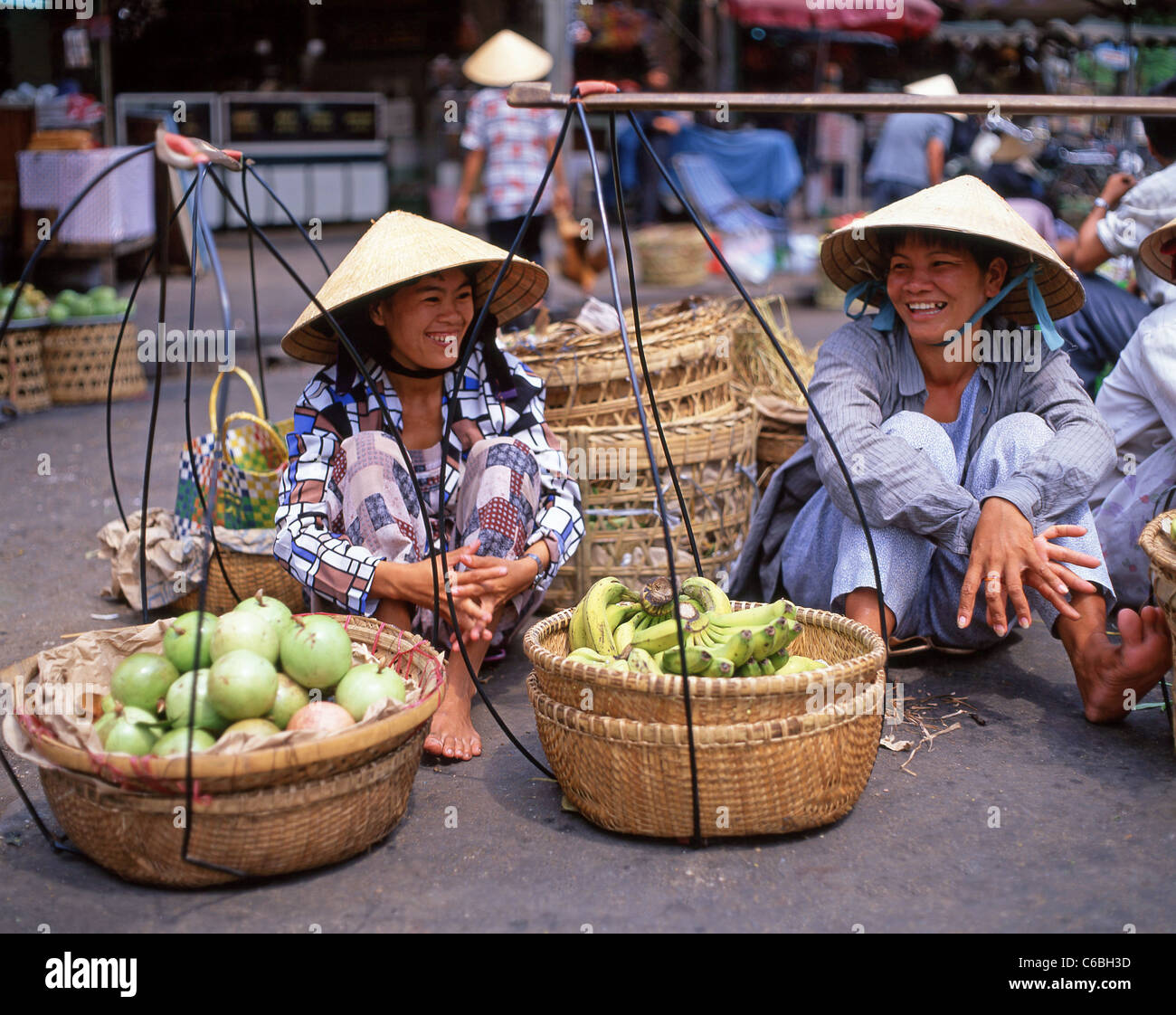 Las mujeres, vendedores de fruta Bình Tây mercado Cholon, Distrito 6, Ciudad de Ho Chi Minh (Saigón), República Socialista de Vietnam Foto de stock