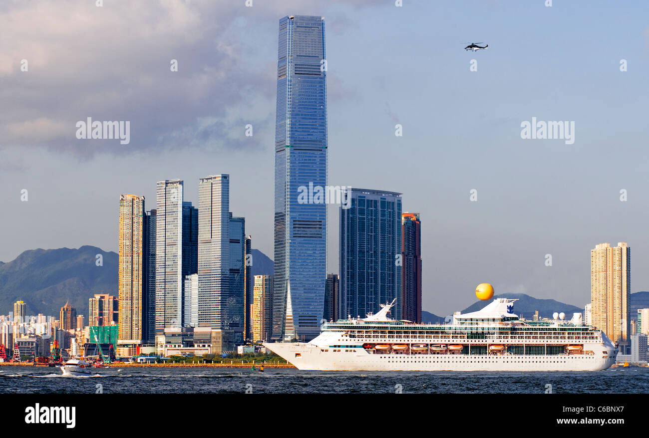 Crucero vela pasado el edificio más alto de Hong Kong, el Centro de