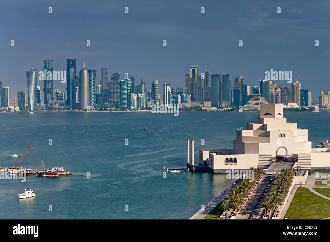 Qatar, en Oriente Medio, la Península Arábiga, Doha, niveles elevados de vistas al Museo de Arte Islámico y el dhow harbor Foto de stock