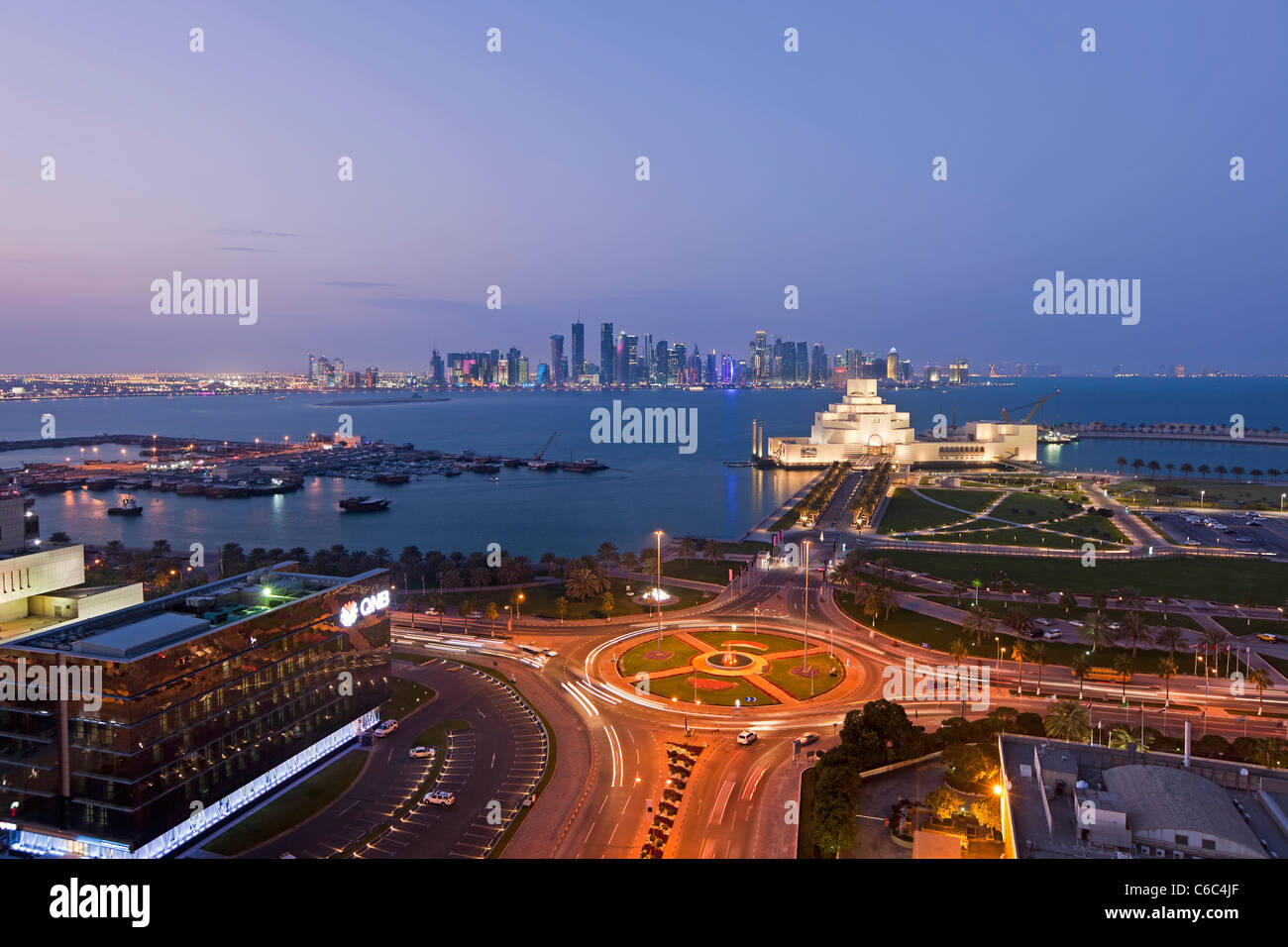Qatar, en Oriente Medio, la Península Arábiga, Doha, niveles elevados de vistas al Museo de Arte Islámico y el dhow harbor Foto de stock