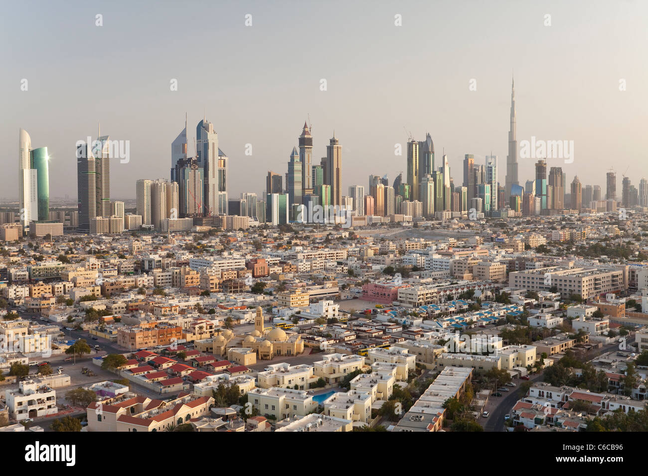 Los Emiratos Árabes Unidos, Dubai, vista elevada del nuevo horizonte de Dubai, incluyendo el Burj Khalifa Foto de stock