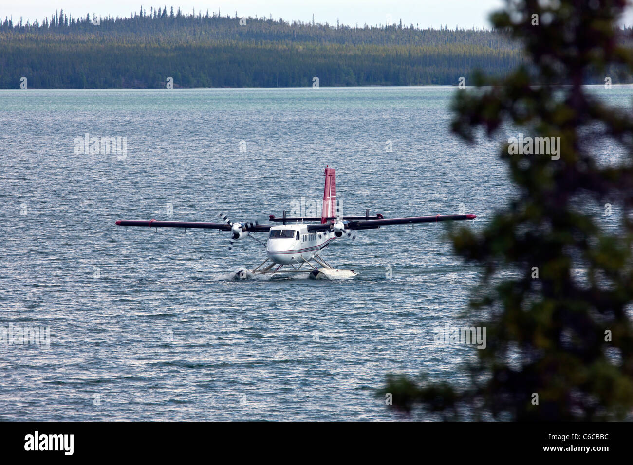 Un taxi de agua de mar plano basado en Yellowknife, en los Territorios del Noroeste de Canadá Blachford aterriza en el lago Foto de stock