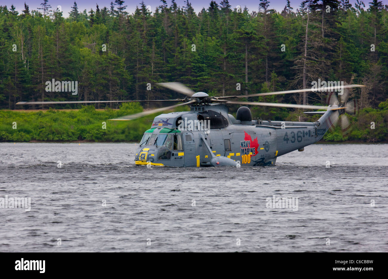 Un helicóptero Sea King adaptadas de los canadienses los Marines da una demostración de aves de agua aterrizar sobre el agua Foto de stock